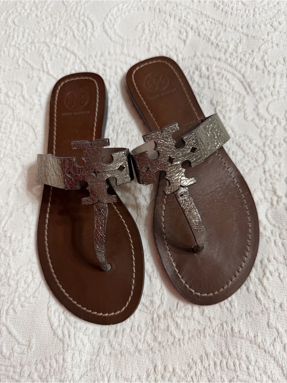 Tory Burch Size 6.5 Thong Sandals Leather Metallic Silver Logo